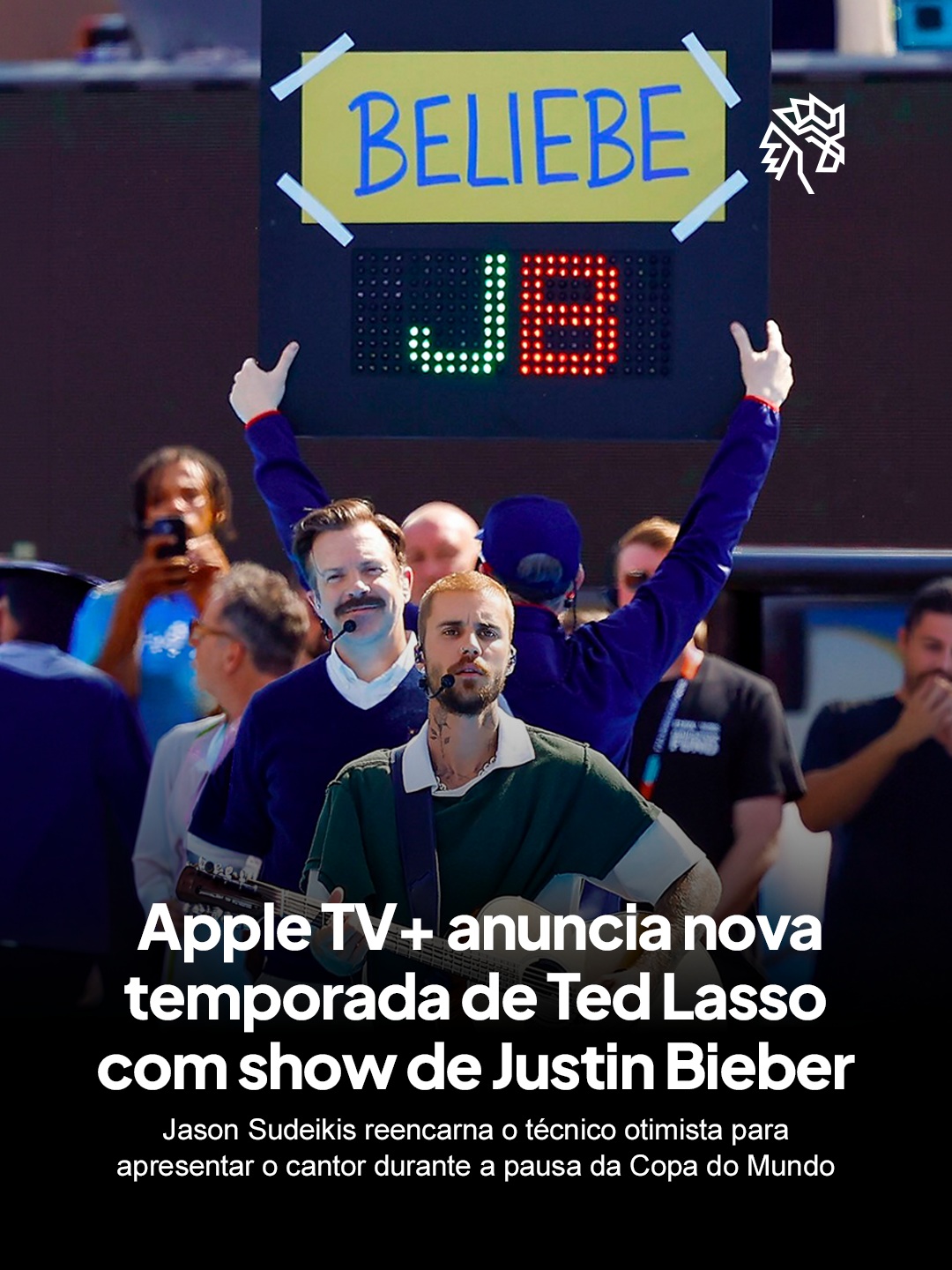 A final de uma Copa do Mundo é um dos maiores palcos que o entretenimento pode ocupar, e o intervalo acabou virando uma disputa de marcas para aparecer nesse momento de audiência global. Mas foi a Apple TV+ encontrou espaço para aparecer sem parecer um anúncio a mais.

Jason Sudeikis e Brendan Hunt retomam os papéis feitos em Ted Lasso para apresentar Justin Bieber ao público, com direito a piada sobre o fã-clube "Belieber" antes da entrada do cantor. A participação reforça o retorno da série, que ganha nova temporada em breve. Bieber sobe ao palco com violão para tocar "Everything Hallelujah".

A ação usa o próprio esporte como contexto para divulgar o lançamento da nova temporada da série, brilhando por simplicidade em meio a um show recheado de astros.