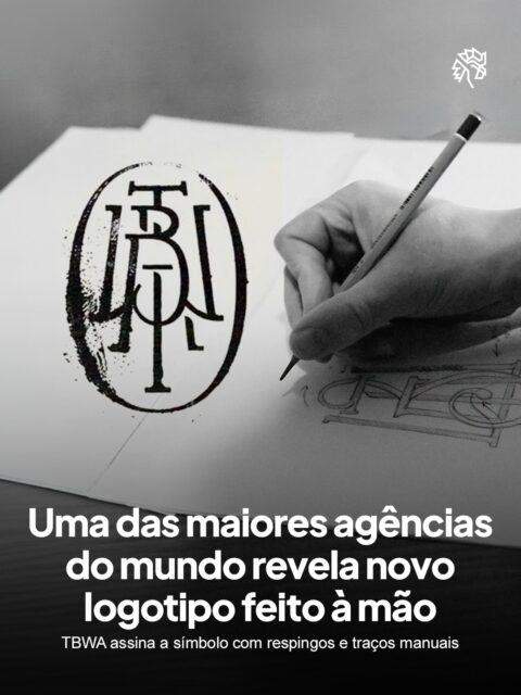 Depois de anos de identidades corporativas polidas e previsíveis, o mercado publicitário tem buscado o caminho oposto: o erro, a imperfeição e o traço à mão como sinônimo de autenticidade. É nesse contexto que a TBWA decide abandonar a estética digital genérica em favor de algo que carrega presença humana.
A nova identidade global aposta em caligrafia autoral, serifa retrabalhada e uma paleta batizada de "Analog", inspirada em papel de carta e fotografia analógica. O sistema visual foi pensado para ser reconhecido antes mesmo de o logo aparecer, unificando um coletivo espalhado por diferentes escritórios ao redor do mundo.
Em tempos em que a expectativa é ver marcas recorrendo cada vez mais à inteligência artificial, a TBWA surpreendeu com um projeto totalmente fora dessa curva, assinado à mão pela equipe de @designbydisruption