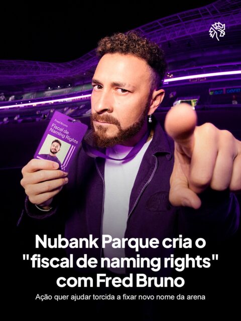 Fred Bruno protagoniza a primeira campanha do Nubank Parque, estreada nesta quarta-feira, 2 de setembro. A marca reconhece que as pessoas ainda podem levar tempo para se acostumar ao novo nome e, em vez de simplesmente corrigir quem ainda chama a arena pelo nome antigo, cria o personagem "fiscal de naming rights" para tratar o assunto com leveza.
No papel de fiscal, o influenciador aparece em situações do cotidiano, como uma barraca de comida em frente ao estádio, e até invade a transmissão de um jogo para corrigir o público. A ação se desdobra em três filmes curtos, conteúdos com outros criadores, branded content no Globo Esporte e interações nas redes sociais, sempre reforçando a identidade visual que já une o roxo do Nu ao verde da arena.
Ao transformar a dificuldade de memorização do novo nome em piada compartilhável, a marca usa humor para acelerar o que normalmente levaria meses de repetição institucional.