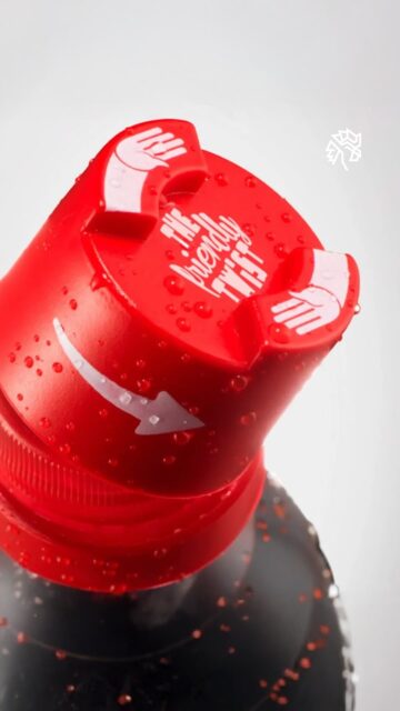 A Coca-Cola Friendly Twist transforma um gesto comum em ponto de conexão ao criar uma garrafa que só abre com a ajuda de outra pessoa. A ideia parte de um insight direto sobre comportamento e usa o próprio produto como gatilho para estimular interação entre desconhecidos em ambientes universitários.

Pensada para os primeiros dias de aula, a ação aproxima calouros de forma leve e natural, quebrando o gelo sem forçar a conversa. Um exemplo claro de como design e criatividade podem atuar juntos para gerar experiências reais entre pessoas.