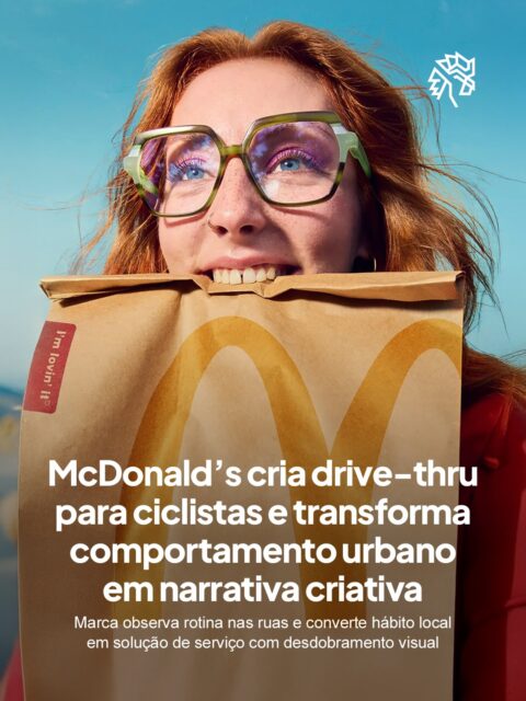 Na Suécia, onde a bicicleta faz parte da rotina de grande parte da população, o McDonald’s decidiu observar um comportamento já consolidado e transformá-lo em experiência de marca. Em vez de atender apenas carros, algumas unidades passaram a operar também com o “cycle-thru”, permitindo que ciclistas façam seus pedidos diretamente na janela, com o mesmo menu e fluxo tradicional.

O movimento nasce de um insight simples do cotidiano e ganha força na execução. As peças exploram esse comportamento com enquadramentos que mostram o consumidor em movimento, segurando o pedido enquanto pedala, criando uma narrativa quase autoexplicativa e conectada com a realidade local.