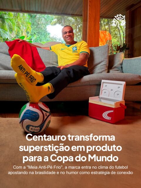 Nenhum país leva superstição futebolística tão a sério quanto o Brasil. O “pé frio” é um personagem presente em toda arquibancada, sofá e grupo de WhatsApp, e essa tensão lúdica entre azar e fé no time virou o ponto de partida para a Centauro entrar na conversa com algo além dos produtos tradicionais.

A varejista traz Denilson, pentacampeão mundial, como figura central da iniciativa. A meia nas cores verde e amarelo é vendida exclusivamente pelo e-commerce da Centauro, disponível em par avulso ou kit duplo, e funciona como amuleto simbólico para quem assiste de casa, joga ou vai à resenha.

A ação mostra como a marca pode transformar comportamento cultural em produto sem perder leveza, usando o humor e um ídolo do futebol brasileiro como elo com o ritual de torcer.