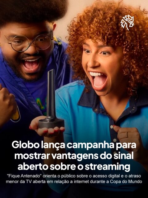 A proximidade da Copa do Mundo acendeu um alerta para um problema conhecido dos torcedores brasileiros: o delay do streaming. Enquanto o vizinho grita o gol, quem assiste por serviços digitais ainda espera a imagem chegar. Esse descompasso abriu espaço para uma ação estratégica da Globo.

A emissora lançou “Fique Antenado” para orientar o público sobre o acesso ao sinal digital gratuito no Brasil. A iniciativa explica como escolher e instalar uma antena interna e reforça que a TV aberta chega mais próxima do tempo real do que o streaming. Tudo isso sem custos adicionais de assinatura.