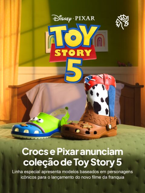 Disney e a Pixar expandem o universo de Toy Story para além das telas ao apresentar uma nova collab com a Crocs, trazendo modelos inspirados em personagens marcantes da franquia, com destaque para Jessie e os Aliens.

A iniciativa acompanha o aquecimento para o lançamento de Toy Story 5, conectando produto e entretenimento em um mesmo momento cultural, enquanto os pares traduzem elementos visuais dos personagens em detalhes de design, combinando cores, texturas e acessórios que reforçam identidade e reconhecimento imediato.

Com chegada prevista para 16 de junho, poucos dias antes da estreia do filme, os modelos reforçam como grandes lançamentos do cinema seguem impulsionando produtos licenciados com forte apelo visual e comercial.