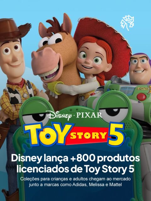 Poucas franquias animadas conseguem ocupar tantas prateleiras ao mesmo tempo, e Toy Story é uma delas. Com o quinto filme estreando hoje (17/06), a Disney sincronizou mais de 820 produtos licenciados para chegar junto com a estreia às telas.
A Mattel assina bonecos com som interativo dos personagens clássicos, enquanto a Adidas lança o Samba OG em versão Disney Pixar. A Melissa traz calçados temáticos para bebês e adultos, a Kings apresenta camisas jersey em edição limitada e a Funko adiciona novas figuras à linha colecionável.
O portfólio já existia antes do filme, mas é a estreia que coloca tudo em movimento de uma vez, conectando diferentes públicos e gerações em torno dos mesmos personagens que marcaram décadas de cinema animado.