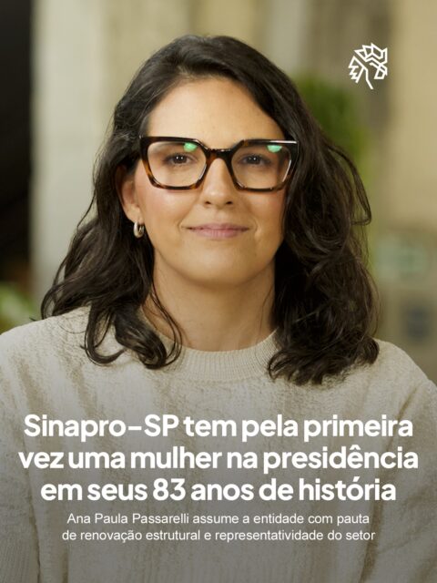 Oitenta e três anos de uma entidade que nunca havia sido liderada por uma mulher chegaram ao fim hoje ( 17/06). Ana Paula Passarelli, assume a presidência do Sinapro-SP para o triênio 2026-2029, num momento em que o setor publicitário enfrenta pressões de todas as frentes: reforma tributária, inteligência artificial, Creator Economy e o deslocamento crescente de verbas para fora das agências tradicionais.
A nova gestão chega com um plano estruturado em seis eixos, entre eles a institucionalização do uso de IA com governança, o suporte à transição tributária e o fortalecimento de agências do interior paulista, que hoje somam 200 associadas fora da capital. Roberto Tourinho, vice-presidente da Propeg e ex-presidente da entidade, segue na vice-presidência, equilibrando continuidade e renovação na diretoria.
A chegada de Passarelli abre um capítulo que vai além do recorde: ela traz consigo uma pauta de diversidade e modernização cultural que o próprio mercado já vinha cobrando da categoria.