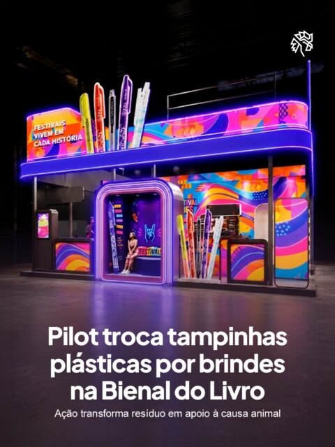A Bienal Internacional do Livro de São Paulo reúne, a cada edição, centenas de marcas disputando a atenção de milhares de visitantes em seus estandes. Para se diferenciar nesse cenário, a Pilot aposta em uma dinâmica que conecta consumo consciente e causa social dentro do próprio espaço.
O público pode levar tampinhas plásticas limpas até o estande da marca e trocá-las por brindes exclusivos, como adesivos, caneta BP-1 RT e fita salva-celular, conforme a quantidade entregue. Quem levar sessenta e cinco tampinhas ou mais pode acumular os três itens de uma vez. O material coletado segue para reciclagem, com os recursos revertidos para a instituição parceira.
Um item cotidiano vira, assim, ponto de conexão entre marca, público e propósito, na Bienal que acontece entre os dias 4 e 13 de setembro.