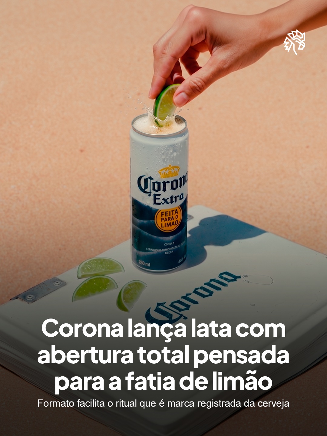O costume de posicionar uma fatia de limão no gargalo virou identidade global da Corona, presente em praticamente todas as ocasiões de consumo da marca. Para ampliar esse hábito além da long neck tradicional, a cervejaria decide repensar o próprio formato da embalagem.
A novidade é uma lata com abertura total da tampa, formato inédito no segmento premium brasileiro, criada para preservar o ritual que acompanha a marca em qualquer ocasião. O lançamento começa pela Grande São Paulo, Campinas, Paulínia e Sorocaba, via Zé Delivery, com expansão prevista para lojas das redes Mambo e Tauste na sequência.
A iniciativa acompanha o crescimento do segmento premium da Ambev, que avançou mais de 20% no último trimestre, e reforça o esforço da marca em multiplicar as ocasiões de consumo do seu ícone.