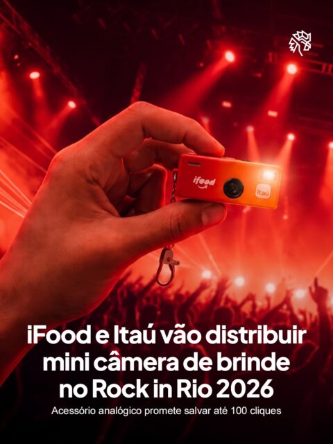 Câmeras analógicas viraram item de desejo entre um público que nunca usou rolo de filme, movidas pela vontade de registrar momentos sem o filtro instantâneo do celular. iFood e Itaú Unibanco entram nessa onda e apostam no resgate de um objeto físico e nostálgico para ancorar a memória do público na Cidade do Rock.
O acessório vai gravar imagens em 12 MP, armazenar mais de 100 fotos e permitir recarga e transferência via cabo para o computador. A retirada acontecerá nos estandes do Palco Mundo e do Itaú, mediante cadastro por QR code e fila virtual, limitada a uma unidade por CPF.
Ao transformar um brinde em item colecionável, as marcas prolongam a lembrança da Cidade do Rock muito além dos sete dias de evento. É a publicidade migrando do feed para a estante.