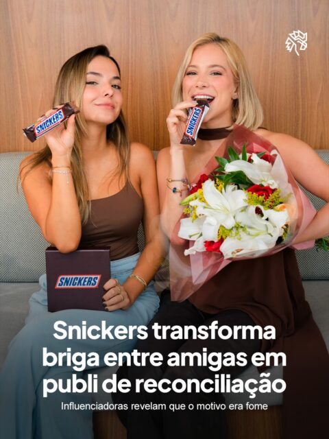 Camila Trianda e Luisa Alvarenga deixaram de se seguir nas redes sociais e passaram alguns dias sem falar sobre o assunto, criando um clima de curiosidade entre os seguidores. A Snickers aproveitou esse momento das apresentadoras do videocast Quase 1 Casal como mote para uma campanha de reconciliação.
Em vídeo, a dupla troca farpas cômicas sobre atrasos e respostas grossas até revelar que o desentendimento nasceu de fome acumulada, reforçando o conceito global “Você não é você quando está com fome”. As desculpas vem com um kit de chocolates e flores enviado pela marca, onde o público é convidado a contar suas próprias histórias como post fixado no perfil, oferecendo cupons de desconto para os primeiros comentários.
A marca transformou uma adversidade do cotidiano entre colegas em oportunidade de marketing, usando a própria audiência para multiplicar essa mensagem.