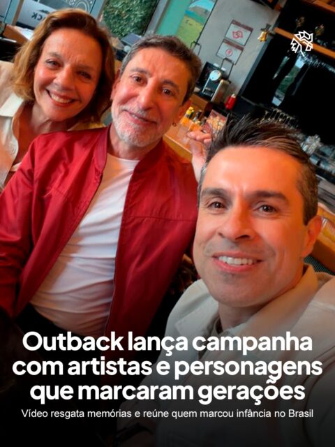 Reencontrar quem marcou uma fase da vida costuma ficar só na intenção, perdido entre a correria da rotina e a falta de uma desculpa para se ver de novo. O Outback aposta nessa vontade adiada para lançar sua nova campanha.
O movimento começa com o reencontro entre Luciano Amaral, Cássio Scapin e Rosi Campos, que resgatam histórias do período em que contracenaram no Castelo Rá-Tim-Bum, da TV Cultura, revivendo bastidores e memórias afetivas de quem cresceu acompanhando o programa.
A campanha usa a nostalgia como ponte entre gerações e transforma um simples “vamos marcar” em motivo real para sentar à mesa.