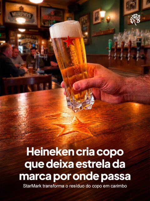 A rotina dos bares esconde pequenos rituais que quase nunca ganham holofote, do jeito de servir até o desenho dos utensílios usados no balcão. A Heineken viu nesse detalhe uma chance de transformar hábito em identidade, apostando em um objeto do dia a dia como ferramenta de reconhecimento de marca.

O copo batizado StarMark tem a base moldada no formato exato da estrela que identifica a cervejaria desde o século 19. Ao ser levantado, o líquido que escorre pelas bordas se acumula na superfície e reproduz o contorno do símbolo assim que a peça sai do lugar. A criação partiu de uma parceria entre o estúdio holandês npk design e a agência Design Bridge and Partners.

A iniciativa levou o principal reconhecimento de design do FAB Awards 2026, somado a duas medalhas de ouro na premiação. O resultado mostra que até um resíduo de cerveja pode carregar posicionamento de marca.