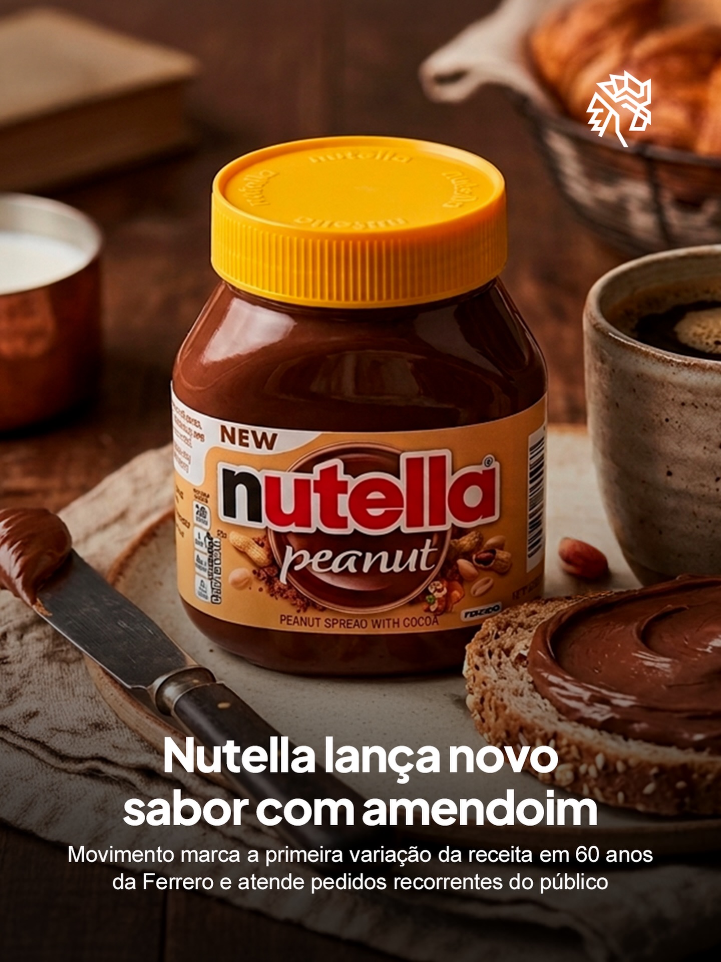 A Nutella decidiu atualizar um dos produtos mais icônicos do seu portfólio ao apresentar uma nova versão com amendoim, mantendo a base cremosa já conhecida e adicionando um novo elemento ao sabor clássico que domina o mercado há anos.

A novidade surge após uma longa demanda dos consumidores e ganha tração com ativações físicas e presença em grandes varejistas, ampliando o alcance e reforçando o interesse em torno dessa mudança inédita na história da marca.

Mesmo com a novidade, a marca preserva sua identidade ao manter a essência da receita original, criando uma extensão que abre espaço para experimentação sem romper com o vínculo já estabelecido com o público.