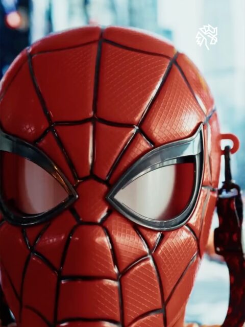 A corrida por colecionáveis de cinema virou disputa direta entre as redes de exibição do país, e a estreia de Homem-Aranha: Um Novo Dia acelerou essa competição. Depois de Cinemark, UCI e Cineflix apresentarem suas próprias versões de copo temático, a Cinépolis entrou no jogo com uma proposta que foge do padrão.
O item leva o formato da cabeça do personagem e traz um mecanismo que movimenta os olhos como no filme. A venda antecipada começa em 24 de julho, exclusiva pra membros do Club Cinépolis, e depois segue disponível nas bombonieres físicas, sujeita à disponibilidade de cada unidade.