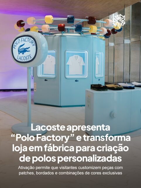 A Lacoste apresenta a “Polo Factory”, uma experiência que transforma o processo de criação da camisa polo em uma jornada interativa, aproximando o público de um dos principais símbolos da marca por meio de uma construção que mistura estética industrial com linguagem criativa.

A proposta recria etapas como malharia, corte e costura em estações imersivas, permitindo que os visitantes acompanhem cada fase de forma prática e participativa, enquanto exploram diferentes possibilidades de customização com patches, bordados e combinações de cores.

A ativação acontece no MorumbiShopping, em São Paulo, e fica disponível ao público até o dia 20 de maio, conectando experiência física, personalização e narrativa de marca em um único espaço.