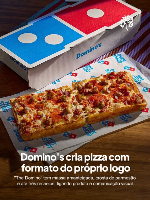 Depois de mais de 65 anos vendendo pizzas redondas, a Domino's decide transformar seu próprio símbolo em produto, apostando em um formato retangular que remete diretamente ao logo icônico da rede. A marca chama a novidade de a primeira pizza digna do próprio nome.
A The Domino segue o estilo Detroit, com massa amanteigada tipo pan, crosta crocante de parmesão, duas camadas de queijo, molho à escolha do cliente e até três toppings, finalizada com tempero de alho. Feita para uma única pessoa e cortada em duas fatias generosas, a pizza chega às lojas dos Estados Unidos ainda este mês.
Com o novo formato, a marca atende a uma demanda real por porções individuais sem abrir mão da identidade visual que já é parte da sua história.
