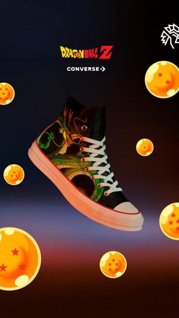 Poucos animes carregam tanto simbolismo e nostalgia quanto Dragon Ball Z, e é justamente essa energia que a Converse busca capturar em sua nova coleção. A marca transforma um de seus modelos mais reconhecíveis em suporte para um dos universos mais influentes da cultura pop japonesa.
O All Star Chuck Taylor ganha versões dedicadas a Goku, Vegeta, Frieza, Cell, Buu, Fusion e Shenlong, cada uma com patches personalizados no tornozelo e designs exclusivos na língua do calçado, além de tela canvas premium nos detalhes.
A coleção já foi lançada na América do Norte e na China em julho, e já está disponível no Brasil no e-commerce e nas lojas próprias e parceiros selecionados.
