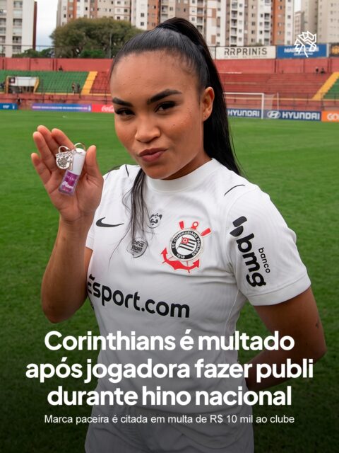 O futebol feminino brasileiro vive um momento de crescente visibilidade comercial, com clubes e patrocinadores buscando cada vez mais espaço dentro de campo. Foi nesse contexto que uma ação simples de exposição de produto virou caso disciplinar.
Durante o início da partida entre Corinthians e Santos, pelo Paulistão Feminino, a zagueira Thaís Regina mostrou às câmeras o lip oil Frozen Grape, produto da Vizzela desenvolvido em parceria com as Brabas. A exposição aconteceu durante a execução do hino nacional e não tinha autorização para aquele espaço comercial, o que levou o STJD a enquadrar o episódio como marketing de emboscada, com multa de R$ 10 mil ao clube.