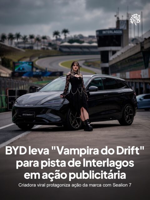 Nas últimas semanas, um flagrante de câmera de segurança viralizou nas redes. Nele, uma motorista é atingida lateralmente no trânsito e, no susto, encaixa o carro com perfeição dentro de uma vaga, sem tocar nos veículos ao redor, o que rendeu a ela o apelido de "Vampira do Drift", personagem que o Burger King já tinha aproveitado antes.
A BYD decidiu ir além e levou a criadora para dentro do autódromo de Interlagos, ao volante do Sealion 7, SUV cupê elétrico da marca. O filme usa o susto original como gancho cômico e migra rápido para atributos técnicos do veículo, como estabilidade em curvas e resposta instantânea de torque. A brincadeira termina sugerindo o apelido BYD Vampire para o modelo.