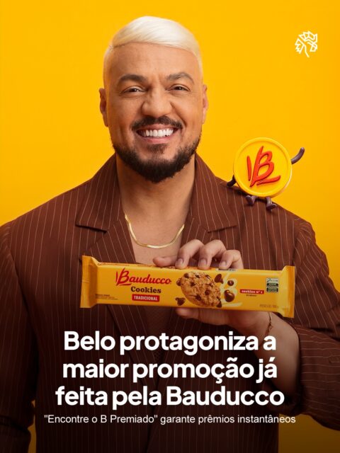 Depois de mais de 70 anos usando o B amarelo como marca registrada, a Bauducco decide transformar essa identidade visual em protagonista de sua maior ação promocional. Para isso, convida Belo, conhecido por sua figura carismática e proximidade com o público brasileiro.
No filme, o cantor brinca com o jogo de palavras encadeadas pela letra B, unindo humor e referência direta ao mascote da promoção. A dinâmica reforça a mecânica real da campanha: quem encontrar o selo "B Premiado" dentro da embalagem recebe kits ou vouchers na hora, com entrega via Mercado Livre, enquanto o cadastro do cupom fiscal garante participação no sorteio de R$ 100 mil.
A escolha mostra como humor popular e presença digital seguem sendo caminho eficiente para transformar uma promoção massiva em conversa nacional, com assinatura criativa da GALERIA.ag.