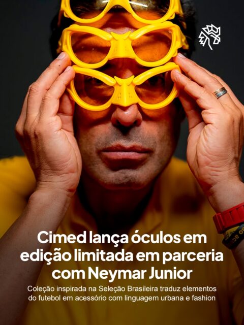 A Copa do Mundo tem movimentado marcas de diferentes setores a se posicionarem no território do futebol, e a Cimed encontrou uma forma de fazer isso fora do óbvio. A farmacêutica, patrocinadora da Seleção Brasileira, amplia sua presença no universo de lifestyle e moda com uma colaboração inédita com a NJR Eyewear.
Batizada de “óculos do hexa”, a coleção aposta no amarelo vibrante como referência estética central e traduz elementos do universo do futebol brasileiro em um acessório com linguagem urbana. Serão apenas 600 unidades numeradas, que não serão comercializadas.
A ação reforça o posicionamento da marca em torno da brasilidade e da conexão emocional entre futebol e torcedores, expandindo a presença da Cimed para além do território farmacêutico.
