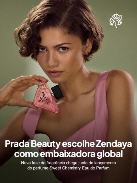 Marcas de luxo têm se afastado de imagens fixas para abraçar personas mais complexas, capazes de dialogar com públicos diversos ao mesmo tempo. Prada Beauty segue essa lógica ao escolher Zendaya, atriz conhecida por transitar entre gêneros e registros distintos, como rosto da marca. O movimento acompanha a expansão da linha Paradoxe, hoje um dos pilares olfativos da casa italiana.

O Sweet Chemistry Eau de Parfum marca a nova fase da fragrância, com edição floral frutada que combina xarope de cassis, flor de laranjeira e acorde de leite de néroli. A composição aposta em contrastes de intensidade e suavidade, traduzindo em aroma a ideia de contradição que dá nome à linha.

Ao unir uma atriz múltipla a uma fragrância construída sobre contrastes, a marca reforça que perfume também é discurso de identidade.