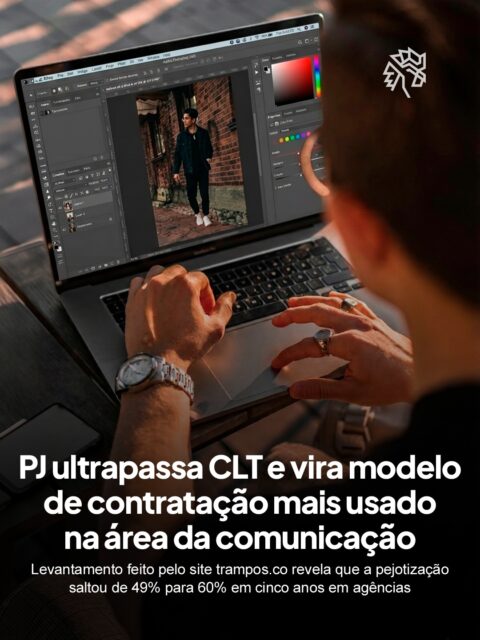 O mercado de comunicação vive uma virada silenciosa na forma como contrata talento. O que antes era exceção em processos seletivos virou regra, e a mudança se espalhou por praticamente todas as funções da área, do planejamento à criação.
O estudo "O Retrato da Pejotização no Mercado de Comunicação", realizado pela trampos, analisou 36.597 vagas publicadas entre 2021 e 2025 e identificou o PJ saltando de 49% para 60% do total. O crescimento acompanha diretamente a senioridade da posição: nas vagas júnior o modelo ainda é minoria, mas cresce até virar maioria absoluta entre os sêniores, que costumam negociar mais flexibilidade em troca do formato.
Planejamento e social media já giram perto de 80% PJ, enquanto administrativo e tecnologia seguem bem mais equilibrados entre os dois regimes.