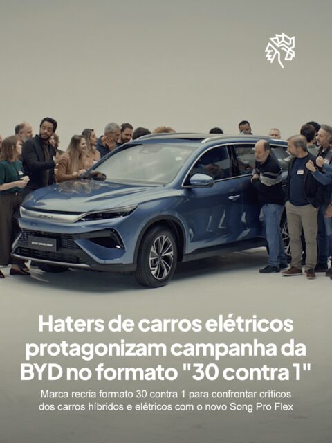 Carros elétricos e híbridos ainda enfrentam resistência entre o público brasileiro, que costuma tratar a transição energética do setor automotivo com desconfiança e preconceito. Foi esse cenário que a BYD decidiu confrontar diretamente no lançamento de seu novo modelo.
A marca aproveitou o formato "30 contra 1", popular no YouTube, e reuniu comentários reais de internautas céticos em relação aos veículos eletrificados. Os haters foram colocados frente a frente com o Song Pro Flex, primeiro super híbrido do mundo, em ação assinada pela agência We com o Canal Foco.
Ao transformar críticas em argumento de venda, a marca aposta na desinformação como principal obstáculo à adesão aos elétricos. A estratégia usa o próprio ceticismo do público como vitrine para o produto.