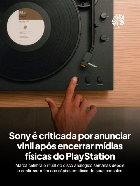 A nostalgia pela mídia física ganhou um capítulo delicado no universo gamer nesta semana, justamente quando a petição "Don't Kill the Disc" ultrapassa 345 mil assinaturas contra o fim dos jogos físicos de PlayStation. Nesse cenário sensível, qualquer aceno da Sony ao passado analógico chama atenção redobrada dos consumidores.
O anúncio, publicado pela Sony Electronics, convida o público a redescobrir o calor, os detalhes e o ritual do vinil, com o toca-discos automático que já está à venda desde abril por US$ 399,99. Nos comentários, usuários apontam a contradição entre exaltar essa experiência tátil e a decisão da divisão de games de abandonar os discos físicos a partir de 2028.
Sony Electronics e Sony Interactive Entertainment operam em áreas distintas do mesmo grupo, mas a proximidade das mensagens entrega aos jogadores um argumento pronto para questionar a coerência da marca.