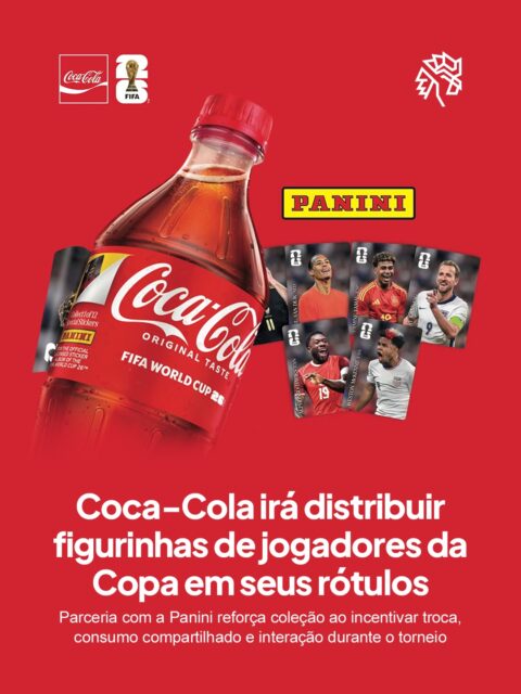 Após o sucesso da edição de 2022, Coca-Cola e Panini retomam a parceria para a Copa do Mundo, combinando o tradicional álbum de figurinhas com uma nova dinâmica de colecionáveis nas embalagens. Desta vez, garrafas de 600ml ganham rótulos que se transformam em figurinhas.

A estratégia mantém a essência que já conquistou os fãs, mas evolui ao ampliar a quantidade de itens especiais disponíveis. Se antes eram oito versões exclusivas, agora a edição de 2026 passa a contar com 12 figurinhas, reforçando o apelo de coleção e incentivando a troca entre consumidores.

Estados Unidos, Colômbia, Canadá e Brasil estão entre os países representados nos rótulos, ampliando a presença internacional da ação. Ao integrar produto, hábito de consumo e cultura do futebol, a parceria reforça seu espaço como um dos movimentos mais reconhecidos do período.