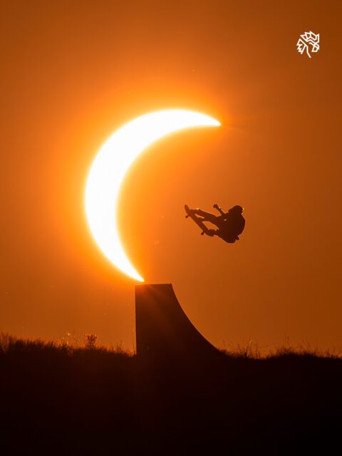 Fotografar o improvável virou um projeto pessoal para Danny León. Depois de registros com o sol e com a lua ao fundo, faltava fechar uma trilogia que poucos esportistas ousariam tentar. O eclipse solar de 12 de agosto virou a chance de completar essa busca.
Uma equipe de nove pessoas, com o fotógrafo Jaicano e o cineasta Gonzalo González de Vega à frente do registro, viajou até Novales, na província de Huesca, e calculou com precisão o ponto exato para o alinhamento astronômico. Sem patrocínio de grandes marcas, os profissionais dividiram funções entre logística, imagem e segurança, incluindo o uso de uma corda para agilizar cada tentativa do atleta durante os segundos em que a lua cobriu o sol.
A rampa personalizada da SB Ramps foi peça central para viabilizar o feito, unindo precisão técnica e paixão pelo esporte fora do circuito publicitário tradicional.