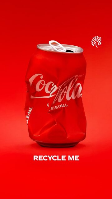 Coca-Cola transforma um dos seus ativos mais valiosos, a própria identidade, para chamar atenção de forma imediata, ao transformar o próprio símbolo em versões “recicladas” que simulam o amassado das latas antes do descarte. A execução parte de um comportamento simples e cotidiano para construir uma mensagem direta, que não precisa de explicação.

A distorção do logo funciona como um código visual direto, fácil de entender e difícil de ignorar, conectando design e atitude ao abrir mão da perfeição da forma. Com isso, a marca reforça que o valor está justamente no depois, no destino correto da embalagem, transformando um ícone global em um convite claro para reciclar.