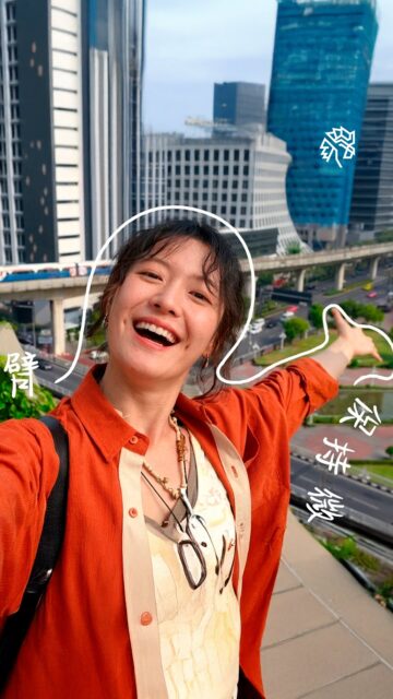 A lógica da fotografia mobile começa a mudar, deixando de corrigir depois para acertar antes, com a Huawei utilizando inteligência artificial para sugerir poses em tempo real com base no que está acontecendo na cena. A proposta é reduzir tentativas, eliminar dúvidas e transformar o momento do clique em algo mais preciso e intuitivo.

Diferente de recursos tradicionais, que seguem padrões fixos, o sistema analisa contexto, luz, enquadramento e posição das pessoas para indicar ajustes imediatos, criando uma experiência mais dinâmica e personalizada. O resultado é uma captura mais alinhada já no primeiro registro, sem depender de edições posteriores.

A funcionalidade ainda não tem previsão oficial de lançamento, mas já indica um novo caminho para o uso da IA na fotografia.