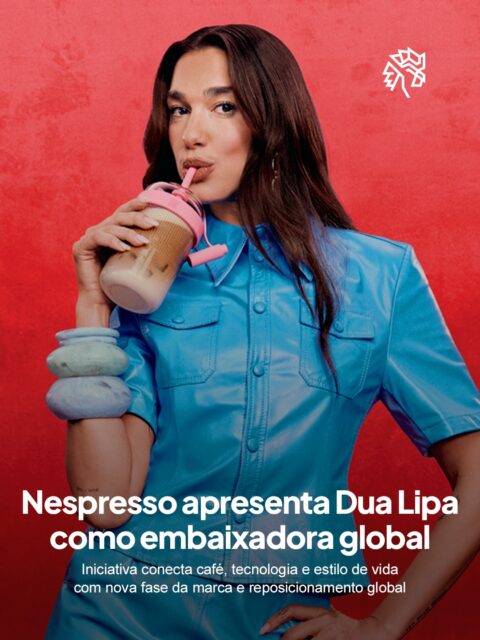 A Nespresso apresenta a campanha global Vertuo World e oficializa Dua Lipa como nova embaixadora da marca, reforçando um novo momento na comunicação. A proposta amplia o papel do café ao conectar consumo com experiência e estilo de vida em uma narrativa mais contemporânea.

Com visuais imersivos, a campanha associa diferentes sabores a momentos do dia e cria uma relação mais sensorial com o produto. Em um dos pontos-chave, Dua Lipa revisita a frase “What else?”, criando um elo direto com o legado de George Clooney e conectando passado e presente da marca.

Além da comunicação, a campanha também apresenta a Vertuo Up, nova máquina que aposta em tecnologia, personalização e praticidade. Com chegada prevista ao Brasil em 2026, a iniciativa reforça a evolução da marca e sua presença no cotidiano dos consumidores.