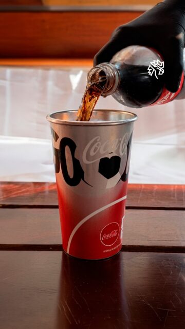 A Coca-Cola chamou atenção nas redes ao lançar um copo de alumínio que muda de cor ao entrar em contato com bebidas geladas, criando um efeito visual que rapidamente se destacou. A peça conecta design e experiência de consumo em um momento de expectativa para a Copa do Mundo 2026.
Com capacidade de 400 ml, o copo utiliza tecnologia termocrômica para revelar elementos visuais ocultos, transformando um simples item em objeto de interesse.