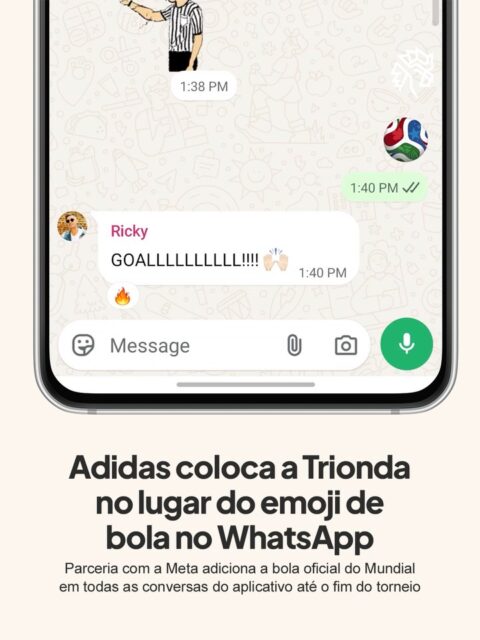 A Adidas encontrou uma forma de estar presente nas conversas da Copa sem precisar de intervalo comercial. Em parceria com a Meta, a marca transformou o emoji de futebol do WhatsApp em algo inédito: um produto real dentro de uma funcionalidade nativa do aplicativo.
Sempre que alguém digita o emoji de bola em qualquer conversa, a bolinha preta e branca é substituída automaticamente pela Trionda colorida e animada, bola oficial do torneio. A ação cobre os 64 jogos do Mundial e cada mensagem enviada vira exposição direta à marca.
A jogada coloca o produto no gesto, não no anúncio. Com picos de 25 milhões de mensagens por segundo registrados na final de 2022, a escala de visibilidade é praticamente impossível de replicar em qualquer outro formato.