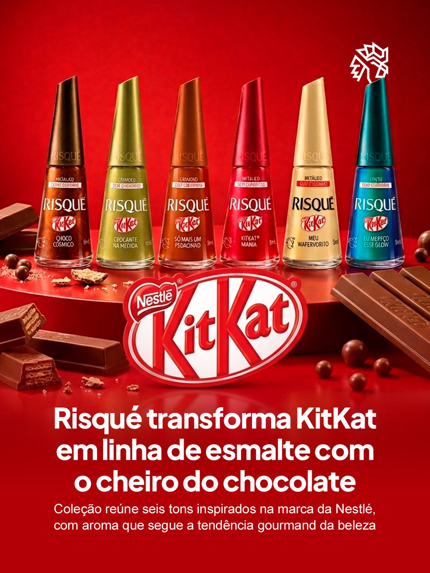 Parcerias entre marcas de segmentos diferentes continuam ganhando força como ferramenta para gerar conversa e ampliar relevância. Desta vez, a Risqué encontrou na Nestlé uma forma de transformar um ícone do consumo brasileiro em coleção de esmaltes.

Seis tonalidades formam a coleção da KitKat, com acabamentos cremosos, metálicos e efeitos especiais em cores inspiradas no universo do chocolate.

Os esmaltes passeiam por tons de marrom, vermelho, dourado e verde, enquanto cada embalagem traz uma fragrância que remete ao aroma do chocolate.