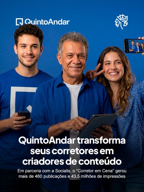 Vender imóveis tradicionalmente nunca dependeu de câmera, roteiro ou edição de vídeo, mas o mercado mudou. O QuintoAndar lançou o “Corretor em Cena”, programa que coloca corretores no centro da comunicação da marca, transformando-os em vozes legítimas do mercado imobiliário nas redes sociais.

Em parceria com a Socialis, a iniciativa reuniu mais de 50 profissionais num modelo gamificado de criação de conteúdo, com orientações e desafios para produzir vídeos de alto impacto. Muitos nunca tinham gravado nada com foco profissional antes do programa.

Os números comprovam o potencial: mais de 460 conteúdos produzidos, 43,5 milhões de impressões e vídeos nativos dos corretores que chegaram a representar 38% do investimento em campanhas de Click-to-WhatsApp, superando formatos tradicionais de anúncio.