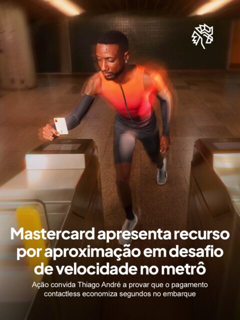 Viver em uma cidade grande significa negociar com o relógio o tempo todo, e é dessa tensão cotidiana que a Mastercard parte para lançar “Aproxima e Vai: Um Desafio no Metrô”. A marca recorre ao esporte para transformar uma sensação comum a qualquer paulistano em protagonista da comunicação.
O atleta olímpico Thiago André desembarca na estação Trianon-MASP, percorre cerca de 800 metros pela Avenida Paulista e tenta chegar à estação Consolação antes do trem em que estava. A disputa termina em 2 minutos e 58 segundos, evidenciando como o embarque por aproximação reduz atritos no trajeto. A campanha ainda se estende para TikTok e Instagram, com criadores ligados a corrida, mobilidade e tecnologia.
Ao colocar tecnologia e performance no mesmo território, a Mastercard reforça sua aposta em soluções simples para tornar a mobilidade urbana mais fluida.