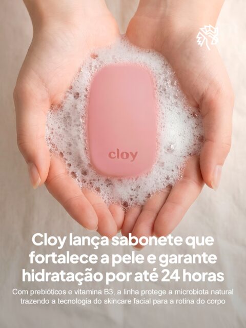 A marca brasileira de higiene e cuidados @cloyoficial apresentou sua nova linha de sabonetes e hidratantes corporais desenvolvida para fortalecer a barreira natural da pele e oferecer hidratação por até 24 horas.
A novidade acompanha um movimento cada vez mais presente no mercado de higiene e cuidados pessoais: ingredientes antes associados ao skincare facial passaram a ganhar espaço também nos produtos para o corpo. Na nova linha, os prebióticos aparecem ao lado de fórmulas voltadas para o equilíbrio da microbiota cutânea.
Enquanto isso, os sabonetes contam com mais de 1/4 de creme hidratante e vitamina B3, e os hidratantes trazem 90% de ingredientes naturais, além de ômegas 3 e 9.
Disponíveis nas fragrâncias Gentle Care e Pure Care, os lançamentos ampliam o portfólio da Cloy e mostram como tecnologia e autocuidado continuam influenciando o desenvolvimento de produtos para a rotina de cuidados com a pele.