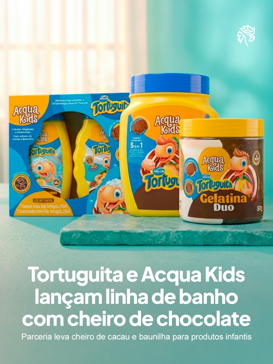 A Tortuguita, símbolo consagrado dos chocolates da Arcor, entra no universo dos cosméticos infantis amanhã, dia 27 de agosto, com a estreia da parceria com a Acqua Kids, da Nazca Cosméticos.
A linha reúne shampoo, condicionador, gelatina duo com creme de pentear e um creme multifuncional 5 em 1. As fórmulas combinam extrato de cacau, baunilha, leite de coco e glicerina vegetal, oferecendo limpeza suave, hidratação e brilho aos fios.
O lançamento acontece em São Bernardo do Campo e mostra como um personagem criado para ser comido também pode virar experiência sensorial em outra categoria de consumo.