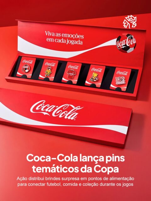 Grandes eventos esportivos viram oportunidade para marcas criarem mecânicas de engajamento que vão além da comunicação tradicional. A Coca-Cola aposta nesse movimento com pins colecionáveis temáticos da Copa do Mundo 2026.
Os itens serão distribuídos como brindes surpresa em restaurantes participantes, conectando consumo e ritual de colecionar. O formato explora o apelo nostálgico dos colecionáveis e a dinâmica social de completar séries com amigos.
A distribuição acontece ao longo do período dos jogos nos pontos selecionados. Essa estratégia transforma o ponto de venda em ponto de experiência, mantendo a marca presente no cotidiano do torcedor fora dos estádios.
