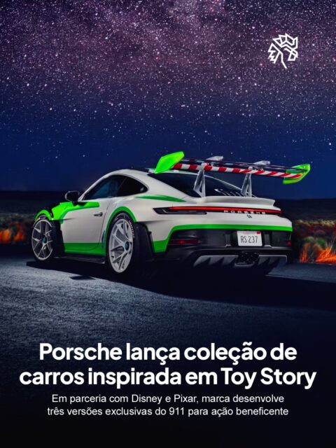 A Porsche se uniu à Disney e à Pixar para levar o universo de Toy Story 5 para as pistas. Pelo programa Sonderwunsch, divisão responsável pelos projetos mais exclusivos da fabricante, a marca criou três versões únicas do 911 inspiradas em Woody, Buzz Lightyear e Jessie, com cores e acabamentos personalizados para cada personagem.
As criações foram reveladas durante a première mundial do filme, que chega aos cinemas em 19 de junho, posicionando a ação no cruzamento entre cultura pop e o universo premium da marca.
Além do apelo colecionável, os três carros serão vendidos numa iniciativa beneficente com o valor arrecadado doado para organizações apoiadas pela Porsche.