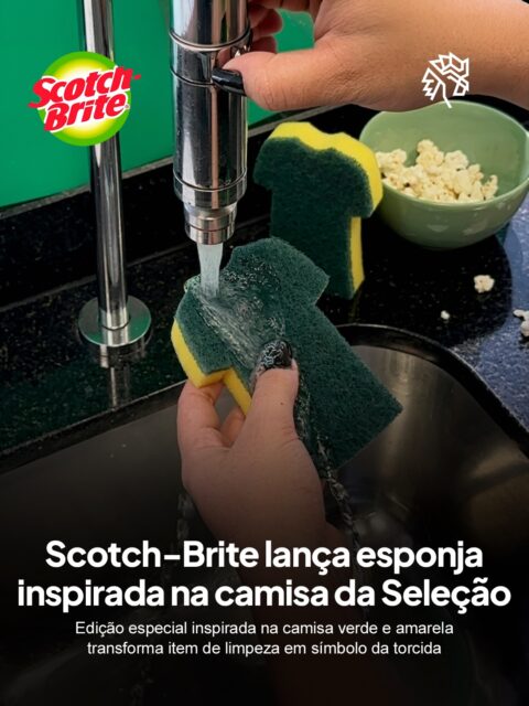 Scotch-Brite encontrou uma forma criativa de inserir sua esponja de limpeza no clima da Copa do Mundo. A marca lança uma edição especial do produto em formato de camisa de futebol nas cores verde e amarela, conectando a rotina doméstica à atmosfera festiva dos dias de jogo.
A novidade ancora a campanha “Limpeza que dá jogo”, voltada para quem recebe amigos e família em casa para assistir às partidas. A lógica é simples: depois do churrasco e dos petiscos, alguém tem que lavar a louça, e a marca transforma esse momento em extensão da celebração.
Além do apelo visual e colecionável, o produto mantém a performance da linha Limpeza Pesada, com manta abrasiva, ação antibacteriana e até quatro semanas de durabilidade. Está disponível nos principais varejistas enquanto durarem os estoques.