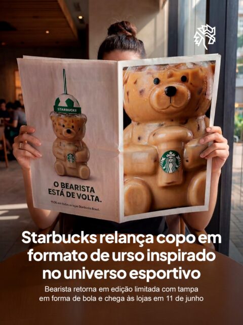 O Bearista, copo em formato de urso da Starbucks, viralizou no Brasil no fim do ano passado e esgotou em diferentes mercados. A marca relança o item em edição limitada com o chapéu do personagem transformado em uma bola, celebrando o universo esportivo.
O lançamento integra a campanha Fanáticos Pela Sua Paixão e estará disponível a partir de 11 de junho em todas as lojas da marca no Brasil por R$ 199,90, enquanto durarem os estoques.
A estratégia reforça o movimento da Starbucks de usar itens colecionáveis como ativo de engajamento, conectando o produto a um momento cultural de forte apelo para o público brasileiro.