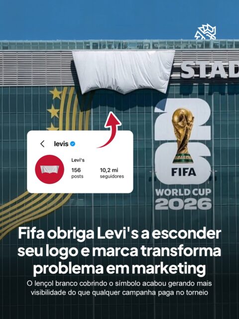 A Copa do Mundo 2026 trouxe uma regra clara da Fifa para os estádios sede: nenhuma marca não patrocinadora poderia aparecer durante o torneio. O problema é que uma das arenas do evento leva o nome da Levi’s, na Califórnia.
Para esconder o símbolo da fachada, a entidade cobriu o icônico logo vermelho com um pano branco. Mas o que não esperavam é que a silhueta continuaria tão reconhecível que ninguém precisou ver as cores para saber do que se tratava.
O que era pra ser uma solução virou conteúdo orgânico e tomou as redes com uma velocidade que nenhuma campanha conseguiu replicar no torneio, onde a própria marca entrou na brincadeira mudando o logo do perfil para a versão coberta pelo lençol.