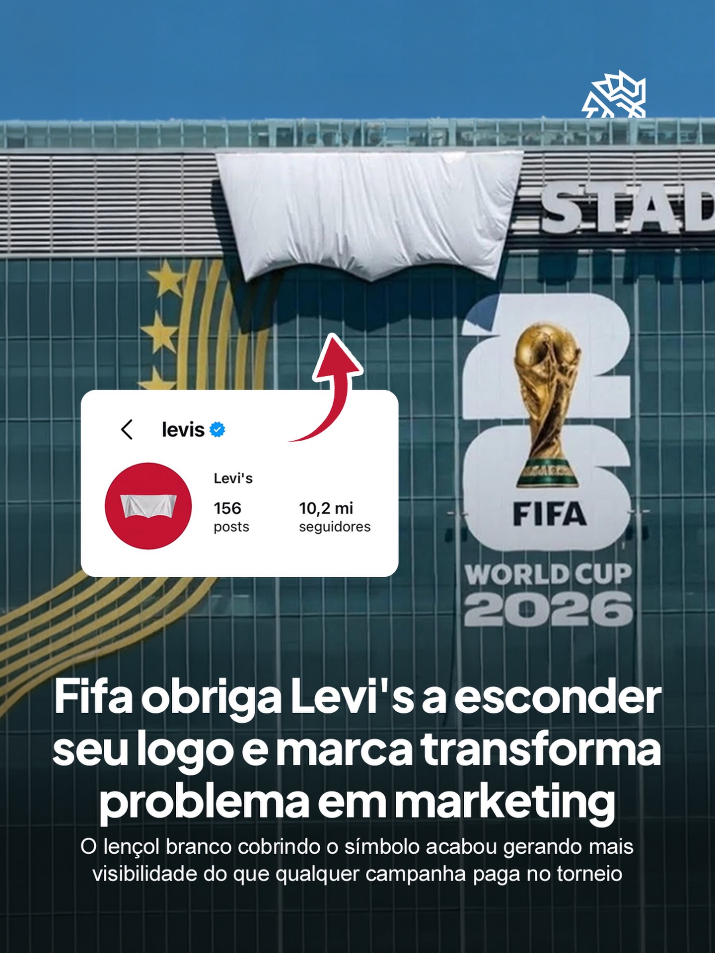 A Copa do Mundo 2026 trouxe uma regra clara da Fifa para os estádios sede: nenhuma marca não patrocinadora poderia aparecer durante o torneio. O problema é que uma das arenas do evento leva o nome da Levi’s, na Califórnia.
Para esconder o símbolo da fachada, a entidade cobriu o icônico logo vermelho com um pano branco. Mas o que não esperavam é que a silhueta continuaria tão reconhecível que ninguém precisou ver as cores para saber do que se tratava.
O que era pra ser uma solução virou conteúdo orgânico e tomou as redes com uma velocidade que nenhuma campanha conseguiu replicar no torneio, onde a própria marca entrou na brincadeira mudando o logo do perfil para a versão coberta pelo lençol.
