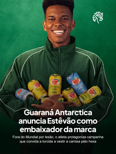 A Copa do Mundo sempre ativa as marcas patrocinadoras da seleção, mas o Guaraná Antarctica chegou a 2026 com um trunfo fora de campo. Estêvão, um dos jogadores mais aguardados da geração, está lesionado e assiste ao torneio de fora, o que a marca transformou em narrativa.
O atacante protagoniza um vídeo no Instagram em que manda recado aos colegas: quem está nas arquibancadas e em casa torce com ainda mais sede do que quem está em campo, reforçando o posicionamento da campanha “Sede de Torcer É Coisa Nossa”, que mobiliza a torcida como parte do espetáculo.
A parceria faz sentido, Guaraná Antarctica patrocina a seleção há 25 anos e usa Estêvão para conectar a ausência do craque à presença de milhões de brasileiros torcendo pelo hexa.