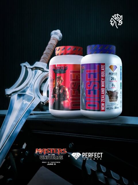 Proteína virou febre global, e He-Man, guerreiro musculoso criado há mais de 40 anos, se tornou o personagem perfeito para ser a cara de uma linha de suplementação.
A Mattel se uniu à Perfect Sports, fabricante canadense de suplementos, para lançar whey protein, creatina e barras proteicas inspirados no lendário herói de Grayskull, voltados a atletas e praticantes ocasionais que querem ganhar músculo.
Coleção limitada que aposta na nostalgia para ativar o consumidor adulto que cresceu com o desenho, conectando rotulagem icônica a novos hábitos de consumo.
