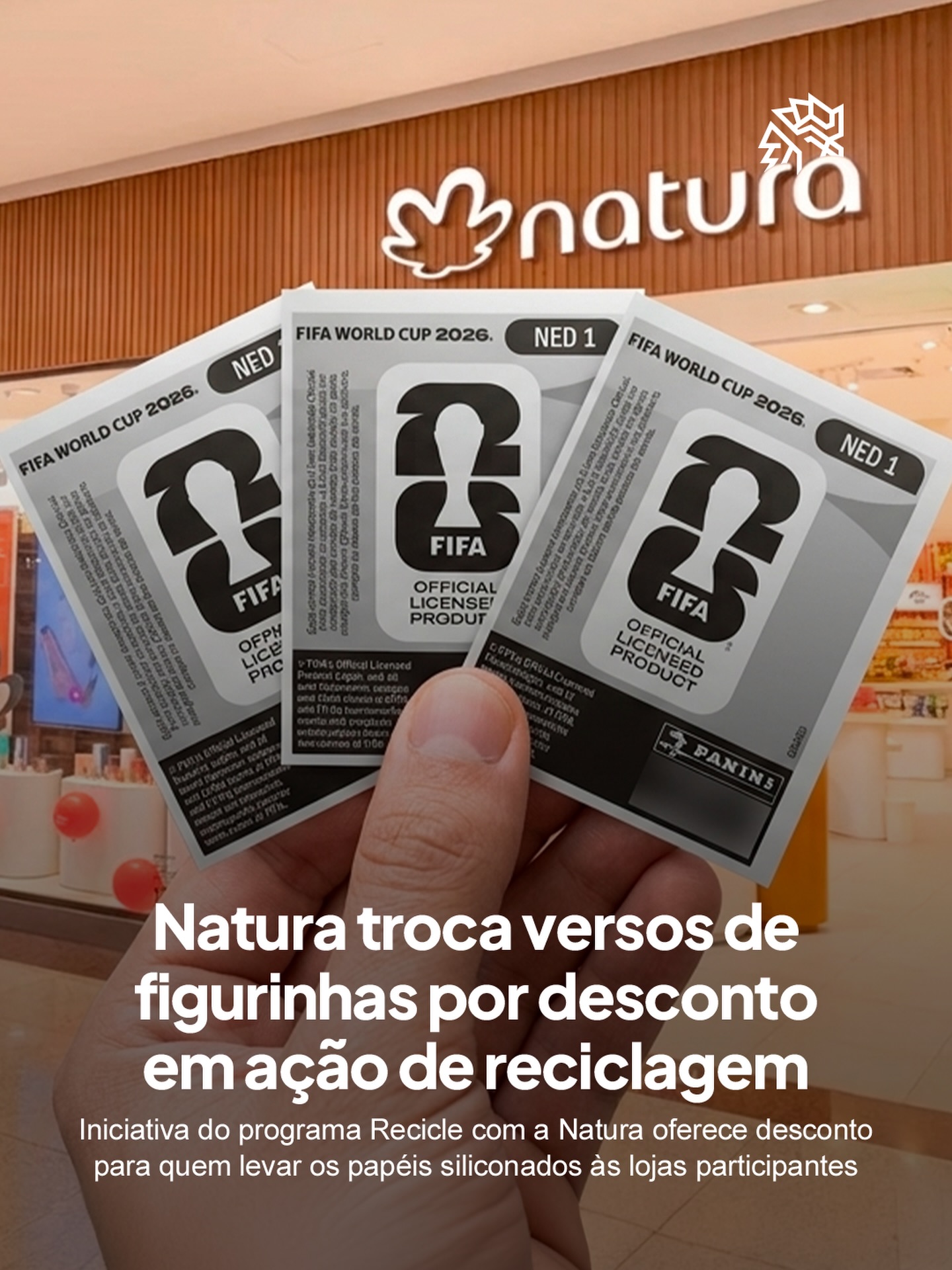 A febre das figurinhas da Copa do Mundo movimenta milhões de brasileiros a cada edição, mas deixa um rastro de resíduos pouco discutido. Os liners, papéis siliconados do verso das figurinhas autocolantes, têm uma camada que dificulta a reciclagem convencional e termina em grande parte nos aterros sanitários.
A Natura aproveitou o momento para transformar esse descarte em ponto de contato com o consumidor. Quem levar 21 liners a uma das mais de mil lojas participantes recebe um cupom de R$ 15 válido em compras acima de R$ 100. A iniciativa integra o programa Recicle com a Natura e fica disponível até 19 de julho.
Mais do que um desconto, a ação conecta paixão cultural e educação ambiental num gesto simples: devolver o que sobrou da coleção.